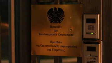 Δείτε καρέ-καρέ την εισβολή της ομάδας «Ρουβίκωνας» στο σπίτι του Γερμανού πρέσβη 