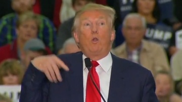 Βίντεο: Ο Τραμπ κοροϊδεύει δημοσιογράφο με αναπηρία κατά τη διάρκεια ομιλίας του