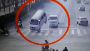 Απίστευτο βίντεο: Δείτε αυτοκίνητα να σηκώνονται στον αέρα από μια ανεξήγητη «δύναμη»