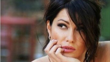 Φωτογραφία: Η Κλέλια Ρένεση στο πλευρό του Βλαδίμηρου Κυριακίδη στη «Μουρμούρα» 