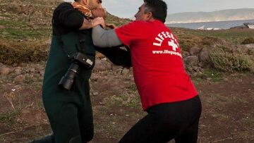 «Φασιστοειδή» χτύπησαν το γιο μου, καταγγέλλει ο φωτογράφος Δημήτρης Μεσσήνης