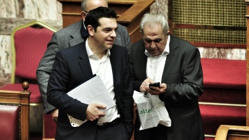 Μόνος ο Τσίπρας σε προαπαιτούμενα, ασφαλιστικό και αγροτικό