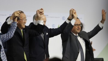 Υπεγράφη η ιστορική συμφωνία για την κλιματική αλλαγή στο Παρίσι