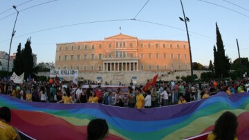 Βουλή: Πολιτικές αντιδράσεις για τα «παράθυρο» υιοθεσίας από ομόφυλα ζευγάρια