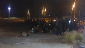 Ελληνικό: Τραγέλαφος με τους μετανάστες - «Face control» και... στρωματσάδα έξω από το χόκεϊ