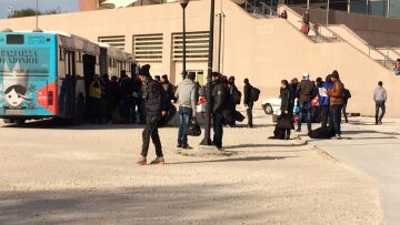 Μπάχαλο χωρίς τέλος: Μετέφεραν κάποιους μετανάστες και άφησαν τους άλλους να... λιάζονται!