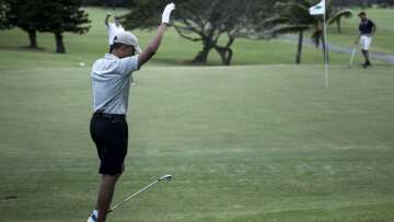 Βίντεο: Ο Ομπάμα παίζει γκολφ... και πετυχαίνει τρύπα από τα 20 μέτρα! 