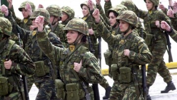Νέος εμφύλιος ΣΥΡΙΖΑ-ΑΝΕΛ για τις «γυναίκες στα χακί» και τα στρατιωτικά λύκεια