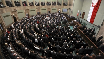 Πολωνία: Υπεγράφη ο αμφιλεγόμενος νόμος για το Συνταγματικό Δικαστήριο