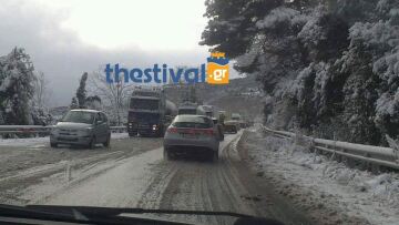 Ταλαιπωρία στην Πιερία: Δίπλωσε νταλίκα - Κολλημένοι για ώρες στην εθνική οδό