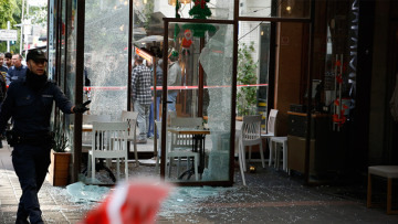 Βίντεο-σοκ: Η στιγμή που άγνωστος γαζώνει θαμώνες σε καφέ του Τελ Αβίβ