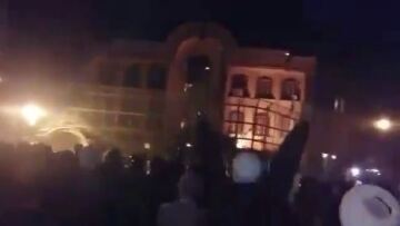 Τεχεράνη: Διαδηλωτές έβαλαν φωτιά στην πρεσβεία της Σαουδικής Αραβίας