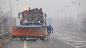 Προβλήματα από τα χιόνια και τους ισχυρούς ανέμους - Αστατος ο καιρός και τη Δευτέρα