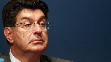 «Απολογία» Φέσσα για το deal ΣΕΒ-Τσίπρα με «κουμπάρο» τον Καραμανλή