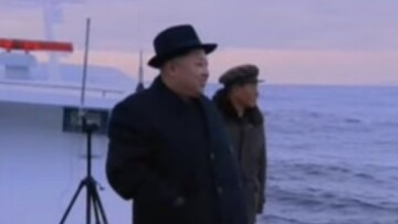Δείτε τον Κιμ Γιονγκ Ουν να παρακολουθεί πυραυλική δοκιμή από υποβρύχιο 