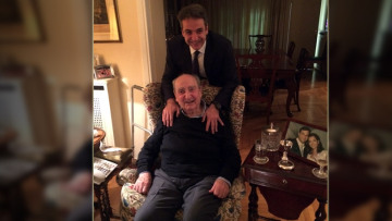 Η φωτογραφία του Κυριάκου Μητσοτάκη με τον πατέρα του μετά τη νίκη του 