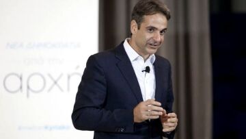 Le Monde: Η εκλογή Μητσοτάκη βάζει τέλος στην κυριαρχία της οικογένειας Καραμανλή...