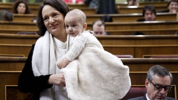 Βουλευτής των Ποδέμος πήγε με το πέντε μηνών μωρό της στη Βουλή
