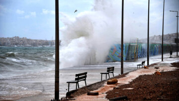 Φωτογραφίες: «Πνίγηκε» το Φάληρο από τους ισχυρούς ανέμους