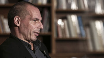 Βαρουφάκης: Είχαμε συμφωνήσει σε αναδιάρθρωση των ομολόγων της ΕΚΤ και πληρωμές με χαρτάκια