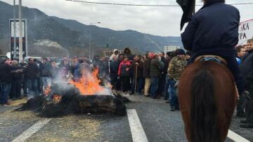 Οδοιπορικό του protothema.gr στα μπλόκα των αγροτών 