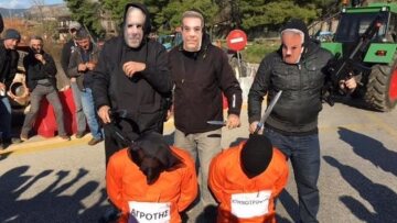 «Στα κάγκελα» οι αγρότες: Έκαναν τον Τσίπρα... δήμιο τζιχαντιστή! 