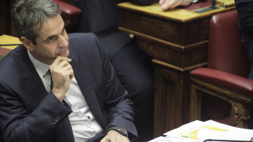 ΝΔ: Ο Τσίπρας δεν αισθάνεται άνετα στη Βουλή και μιλάει ξανά με διαρροές