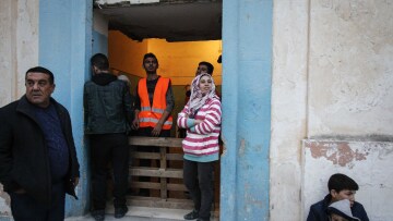 Γιατί δεν είναι έτοιμα τα hotspots στα νησιά - Πέντε δήμαρχοι απαντούν 