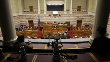 To... backstage της συζήτησης στη Βουλή: Τα πηγαδάκια, οι παρουσίες με νόημα, το Χωνί και ο Έβερτ