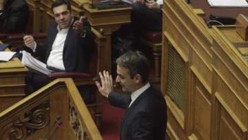 Βουλή: Τσίπρας μόνος και απασφαλισμένος - Σφυροκόπημα από Κυριάκο
