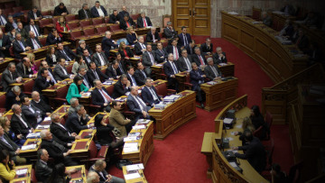 Οι τηλεοπτικές άδειες «έβαλαν φωτιά» στη Βουλή