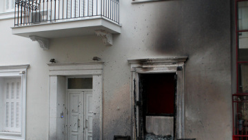 Πόλεμος δηλώσεων Μαξίμου - ΝΔ για τις μολότοφ στο σπίτι Φλαμπουράρη 