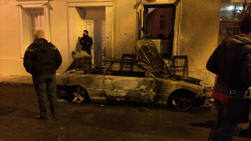 Δέκα μολότοφ και ένας αστυνομικός τραυματίας στο σπίτι του Φλαμπουράρη