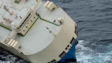 Βίντεο: Φορτηγό πλοίο πήρε κλίση 50 μοιρών στον φουρτουνιασμένο Ατλαντικό