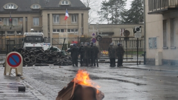 Οι αγρότες βγήκαν στους δρόμους και στη Γαλλία - Επεισόδια και συγκρούσεις 