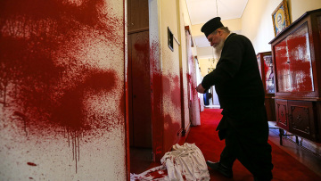 Επίθεση κουκουλοφόρων στη Μητρόπολη Θεσσαλονίκης 