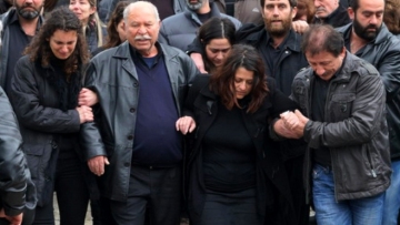 Τώρα μαθαίνω τι περνούσε το παιδί μου, λέει η μητέρα του Βαγγέλη Γιακουμάκη