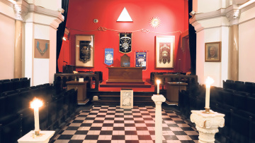 Ιντριγκες και διαφθορά στη Μεγάλη Στοά