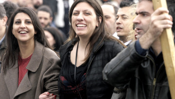 Δείτε τη Ζωή να τραγουδάει για τα "ελικόπτερα και την Αργεντινή" στον Τσίπρα