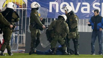 Μαχαιρώθηκε οπαδός στο Ατρόμητος-ΑΕΚ