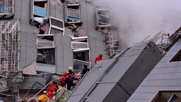 Ταϊβάν: Σωστικά συνεργεία έβγαλαν ζωντανό έναν 20χρονο από τα συντρίμμια της πολυκατοικίας που κατέρρευσε 
