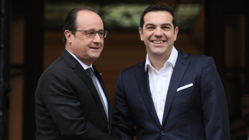 Ο Τσίπρας «τρέχει» στον Ολάντ ζητώντας πολιτική λύση στην αξιολόγηση
