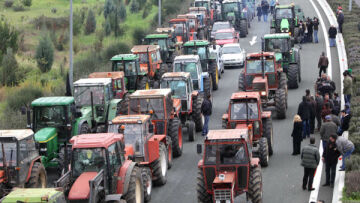 Στα άκρα οι αγρότες, έκλεισαν επ' αόριστον τα Τέμπη - Βαριά προσβολή το «εγωιστές» από Τεχεράνη