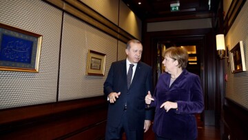 Κοινές περιπολίες στο Αιγαίο με «ομπρέλα» του ΝΑΤΟ προωθούν Μέρκελ-Ερντογάν