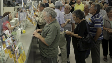 Ασφαλιστικό: Στο τραπέζι ξανά ο φόρος υπέρ συντάξεων στις τραπεζικές συναλλαγές