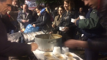 Βίντεο: Ολονυκτία με φασολάδα στο Σύνταγμα για τους αγρότες