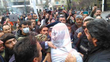 Αγρότες «συνέλαβαν» ταραξίες στο υπουργείο Αγροτικής Ανάπτυξης