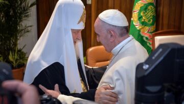 Βίντεο: Ιστορική συνάντηση του Πάπα Φραγκίσκου με τον Ρώσο Πατριάρχη Κύριλλο