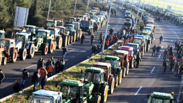 Στο μπλόκα συνεχίζουν τον αγώνα τους οι αγρότες  - Έκλεισαν ξανά επ' αόριστον τα Τέμπη