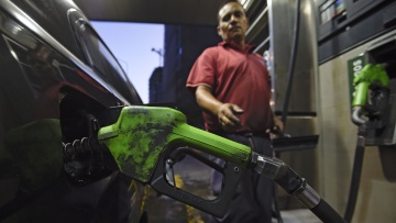 Βενεζουέλα: Η κρίση φέρνει αύξηση 6.000% στην τιμή της βενζίνης για πρώτη φορά μετά από 20 χρόνια